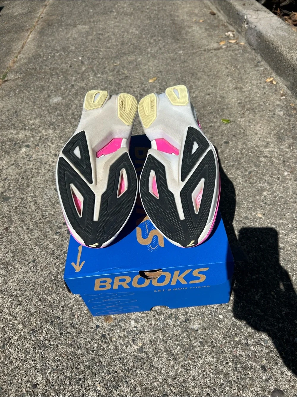 Brooks Hyperion Max 3 Women’s size 8, in like new condition!
